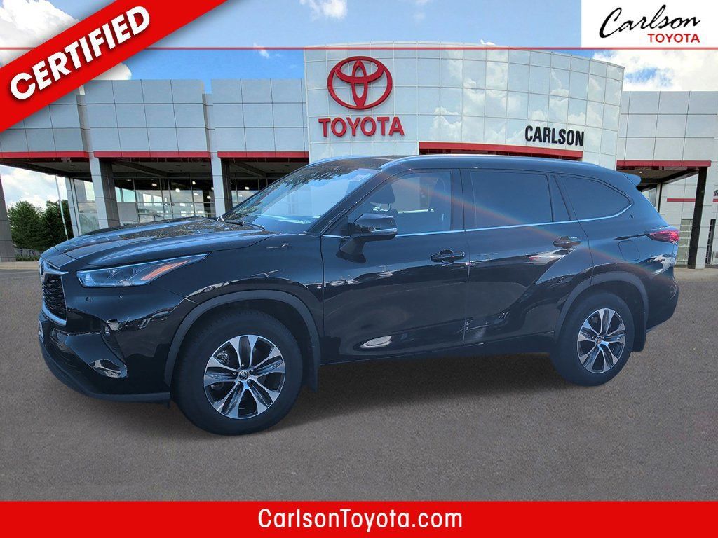 Used 2021 Toyota Highlander XLE AWD/4WD image 1