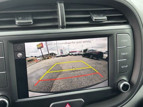 Used 2025 Kia Soul LX w/ LX Technology Package FWD image 22