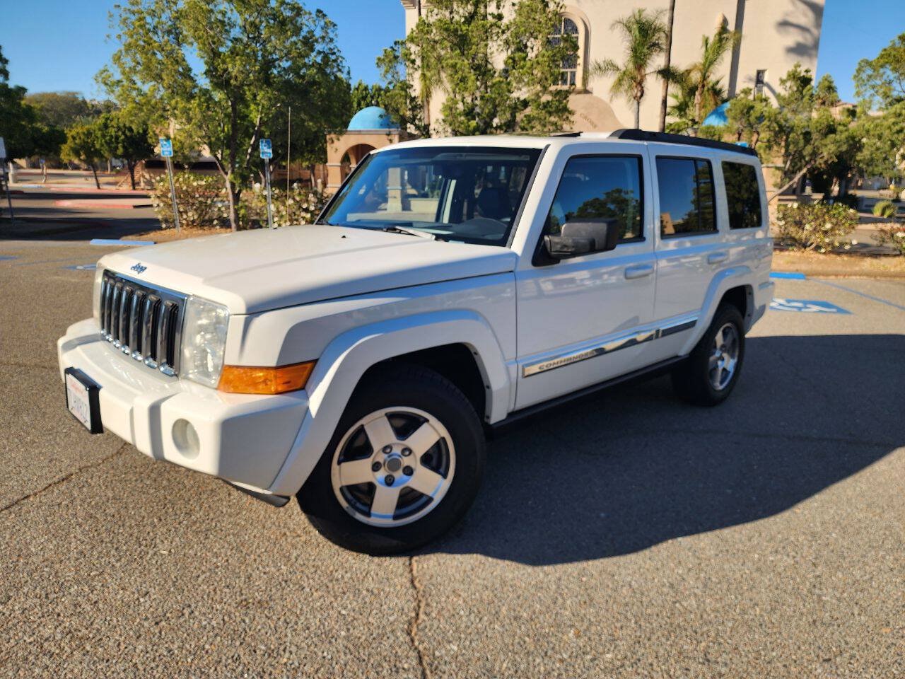 Used 2010 Jeep Commander Sport w/ Sun/Sound Group RWD image 2