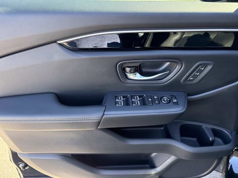 Used 2025 Honda Pilot Touring image 12