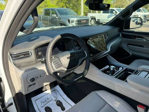 Used 2025 Jeep Wagoneer 4x4 image 3