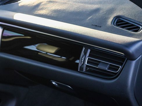 Used 2022 Porsche Macan Base image 18