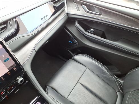 Used 2022 Jeep Grand Cherokee Overland w/ Luxury Tech Group IV image 31