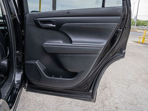 Used 2023 Toyota Highlander XLE image 14