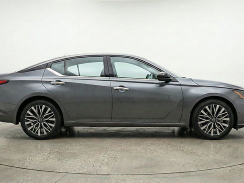 Used 2025 Nissan Altima 2.5 SV FWD image 11