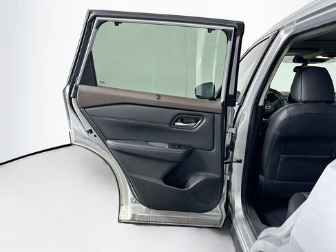 Used 2022 Nissan Rogue SV w/ SV Premium Package FWD image 26