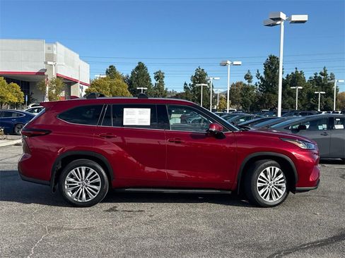 Used 2024 Toyota Highlander Platinum image 3