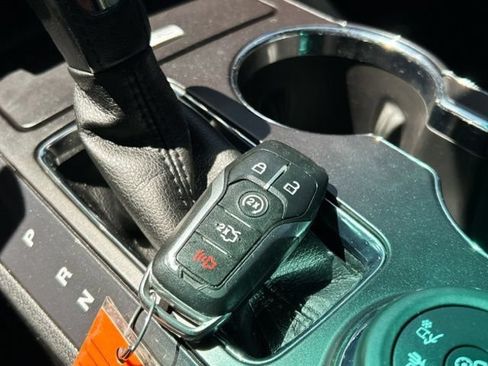 Used 2017 Ford Explorer XLT w/ Equipment Group 202A AWD/4WD image 46