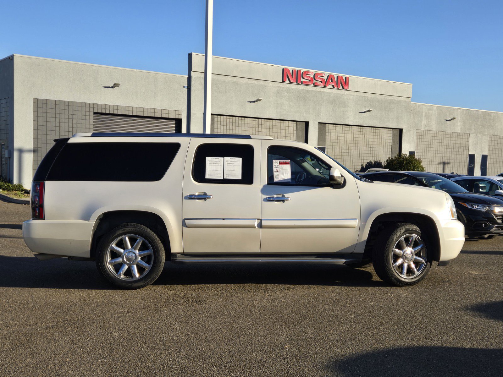 Used 2011 GMC Yukon XL Denali AWD/4WD image 3