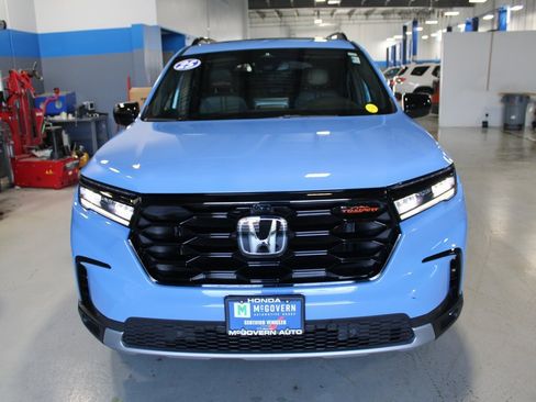 Used 2025 Honda Pilot TrailSport image 3