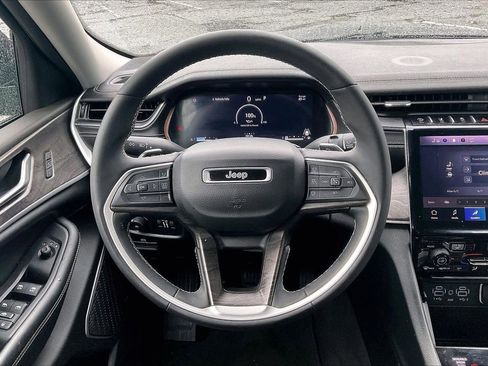 Certified 2023 Jeep Grand Cherokee Limited w/ Black Appearance Package image 10