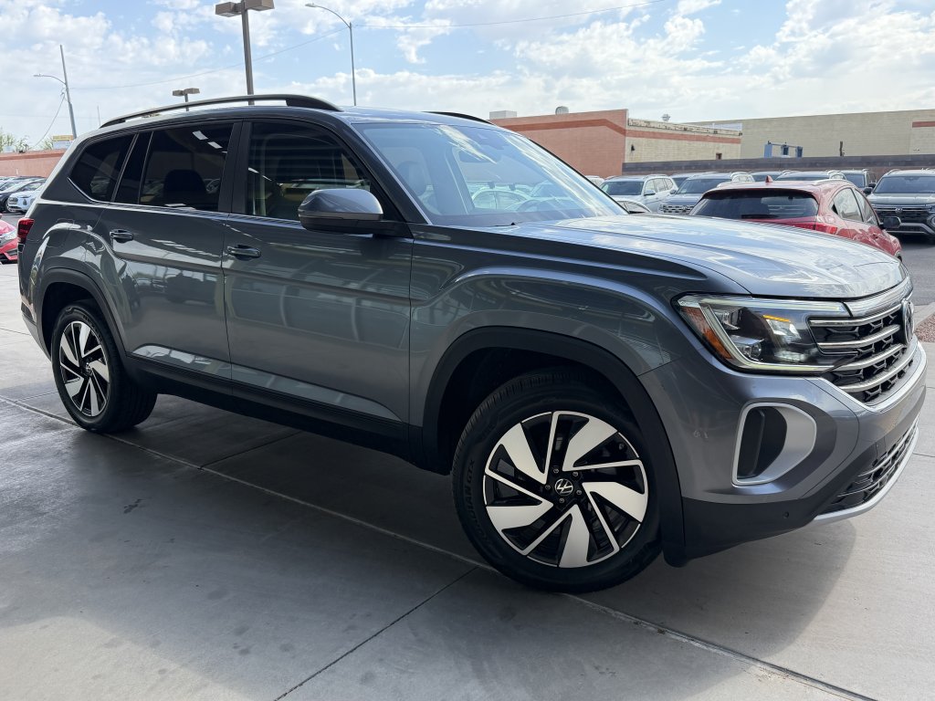 Used 2024 Volkswagen Atlas SE w/ Panoramic Sunroof Package FWD image 6
