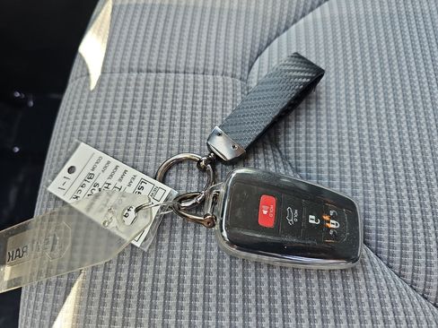 Used 2020 Toyota Highlander LE FWD image 35
