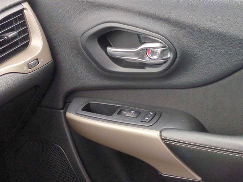 Used 2018 Jeep Cherokee Latitude w/ Cold Weather Group image 37