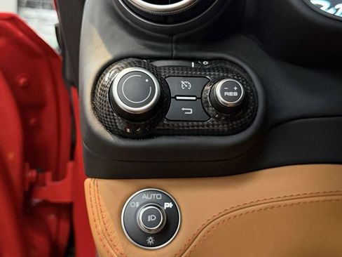 Used 2019 Ferrari Portofino RWD image 21