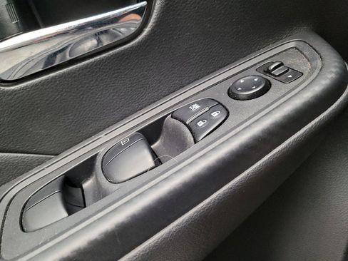 Used 2025 Nissan Versa SV FWD image 27