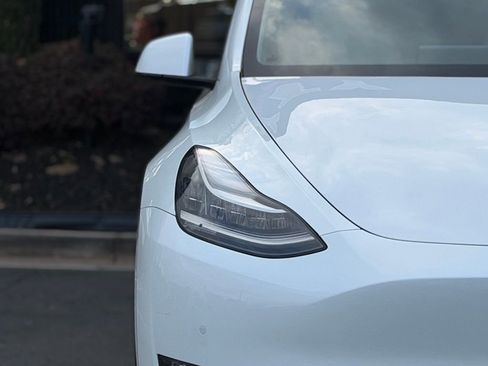 Used 2022 Tesla Model Y Long Range image 4