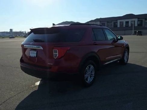 Used 2022 Ford Explorer XLT AWD/4WD image 7