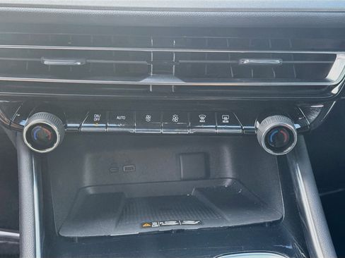 Used 2025 Chevrolet Traverse LT FWD image 15