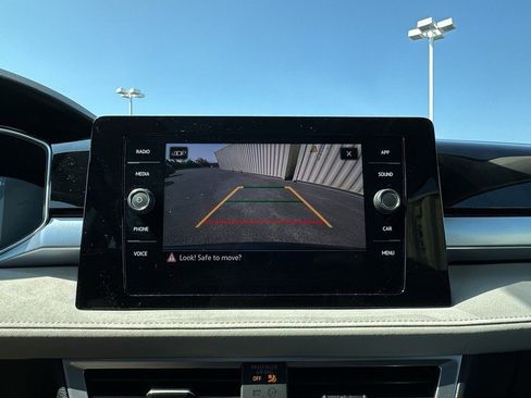 Used 2025 Volkswagen Taos SE w/ Panoramic Sunroof Package image 27