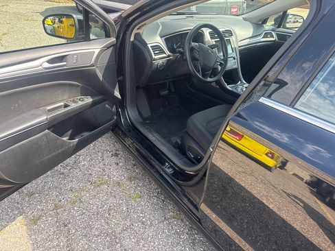Used 2018 Ford Fusion SE w/ Fusion SE Technology Package FWD image 8
