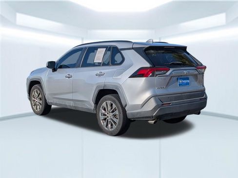Used 2019 Toyota RAV4 XLE Premium FWD image 4