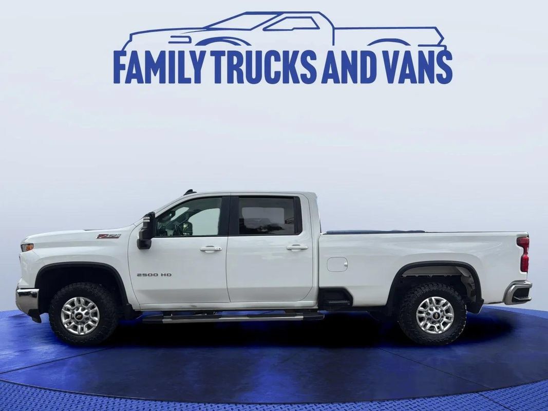 Used 2024 Chevrolet Silverado 2500 LT w/ Convenience Package AWD/4WD image 2