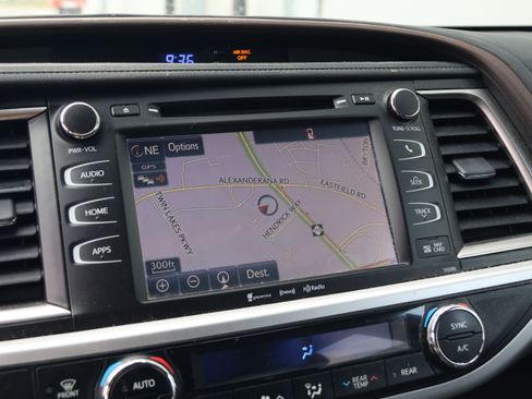 Used 2019 Toyota Highlander XLE FWD image 21