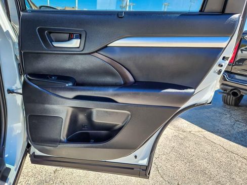 Used 2019 Toyota Highlander XLE AWD/4WD image 25