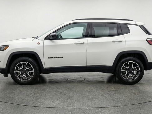 Used 2025 Jeep Compass Trailhawk image 5