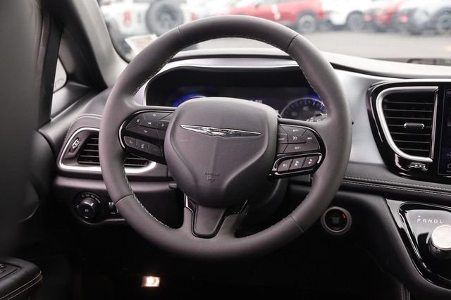 Used 2025 Chrysler Pacifica Limited FWD image 27