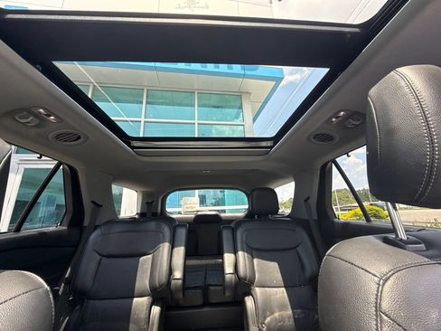 Used 2022 Ford Explorer Limited w/ Equipment Group 301A AWD/4WD image 11