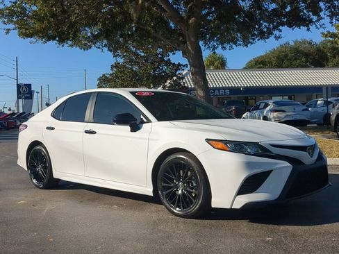 Used 2020 Toyota Camry SE image 2