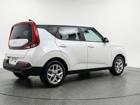 Used 2025 Kia Soul LX w/ LX Technology Package FWD image 9