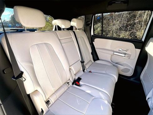 Used 2025 Mercedes-Benz GLB 250 4MATIC image 29