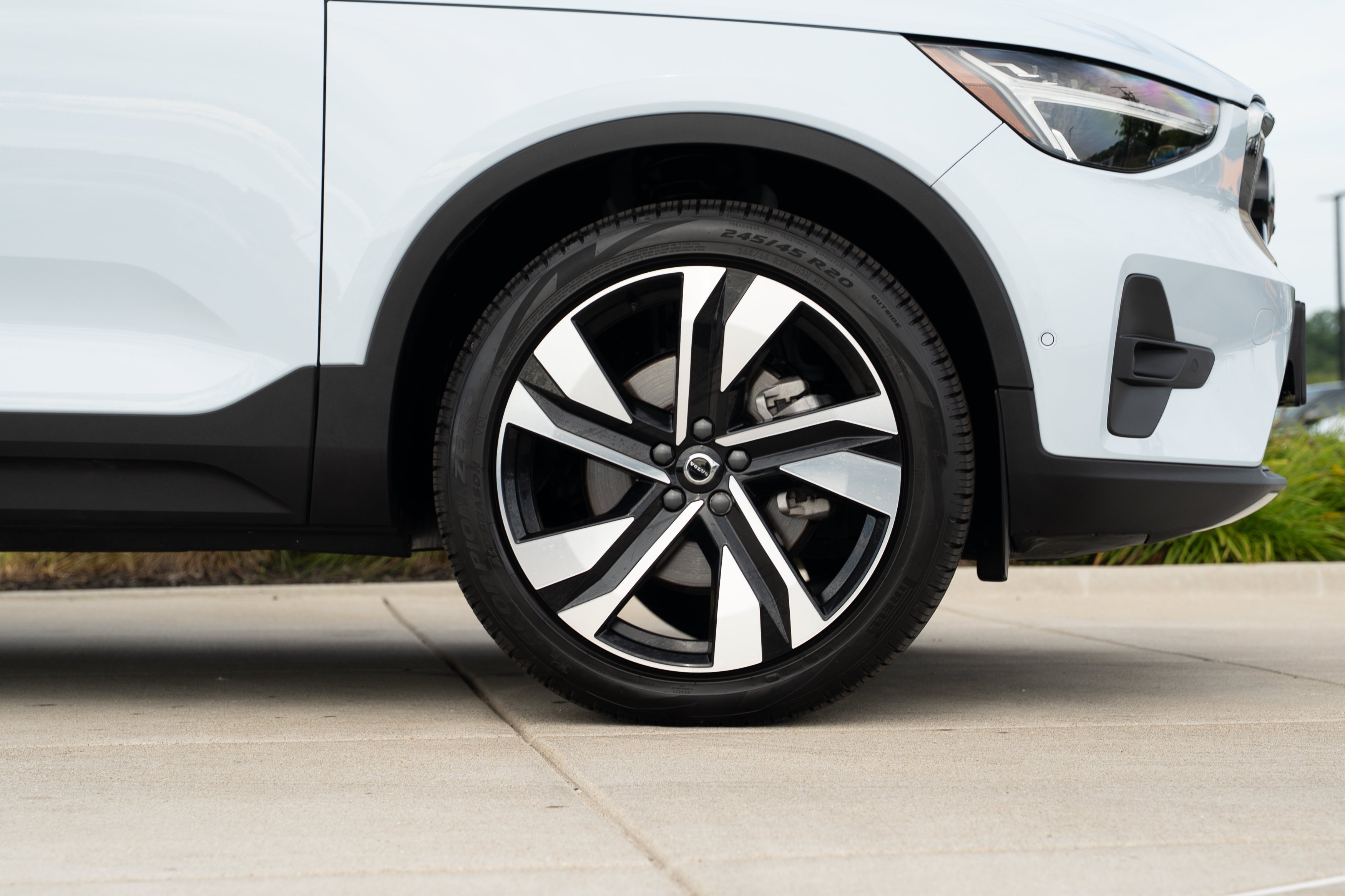 Used 2024 Volvo XC40 B5 Plus w/ Protection Package Premier AWD/4WD image 27