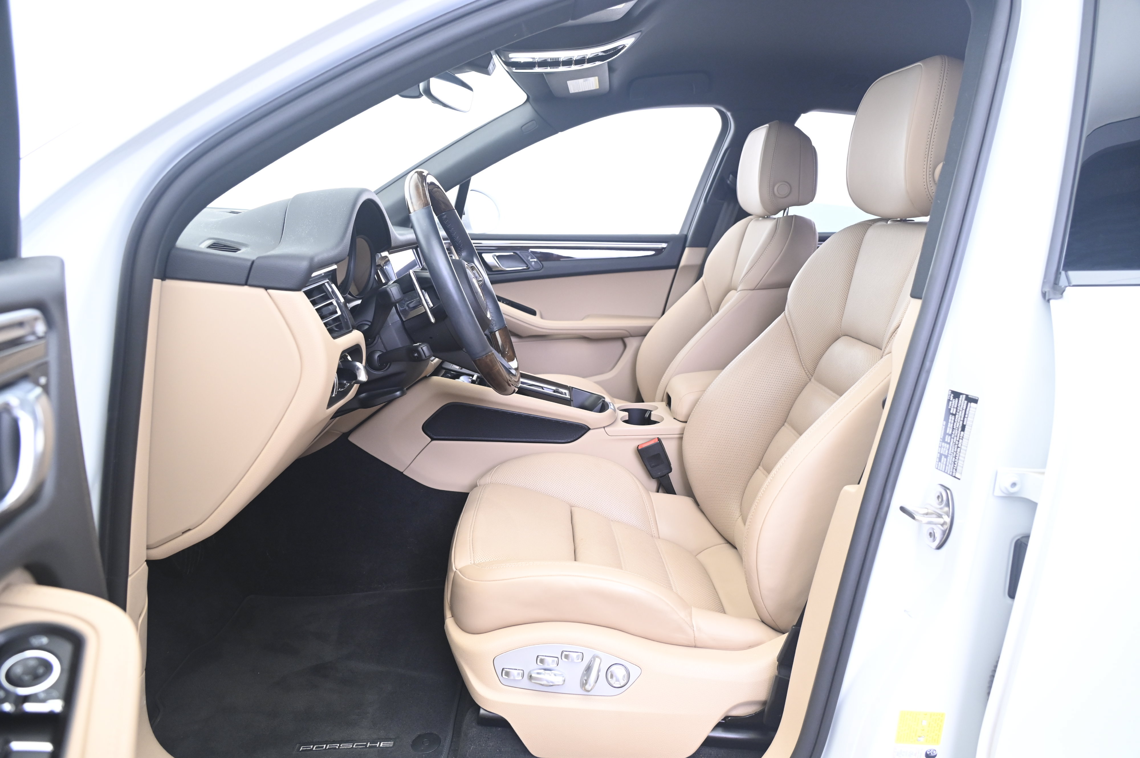 Certified 2024 Porsche Macan AWD/4WD image 28