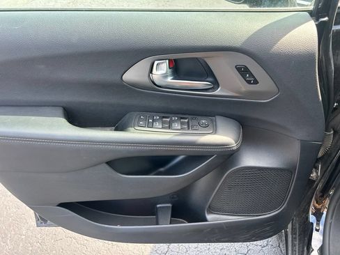 Used 2025 Chrysler Pacifica Select FWD image 12