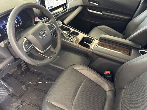Used 2025 Toyota Sienna Platinum FWD image 11