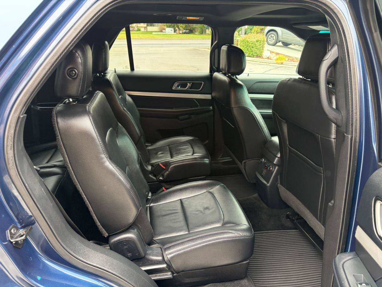 Used 2016 Ford Explorer XLT w/ Equipment Group 202A AWD/4WD image 8