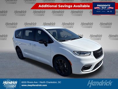 New 2026 Chrysler Pacifica Select