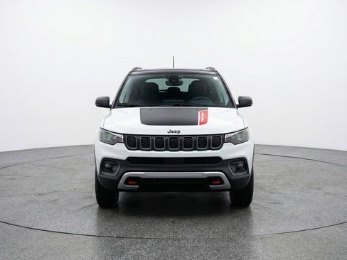 Used 2025 Jeep Compass Trailhawk image 2