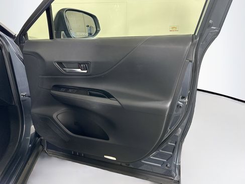 Used 2021 Toyota Venza LE w/ Carpet Mat Package (TMS) image 32