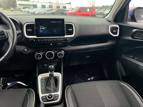 Used 2023 Hyundai Venue Limited image 15