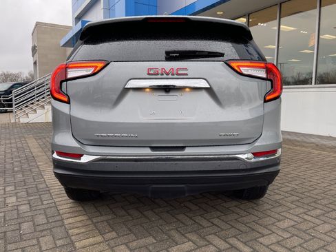 Used 2024 GMC Terrain SLT w/ Infotainment Package II image 4