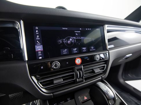 Certified 2026 Porsche Macan AWD/4WD image 27