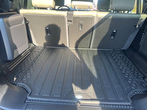 Used 2020 Land Rover Defender 110 SE image 25