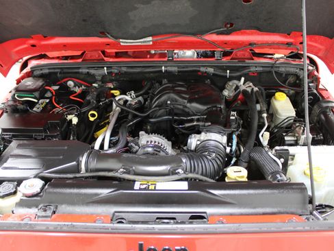 Used 2015 Jeep Wrangler Unlimited Sahara image 35