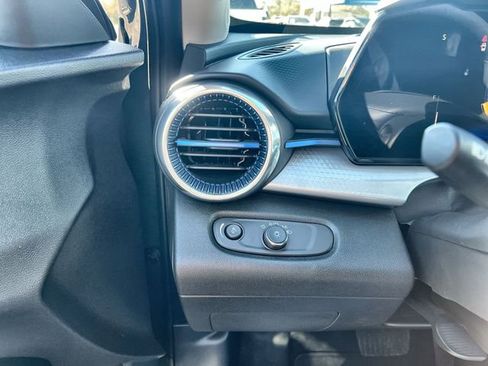 Certified 2025 Chevrolet Trax LT image 17