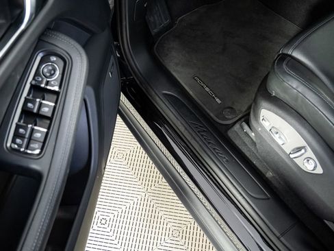 Certified 2025 Porsche Macan image 8